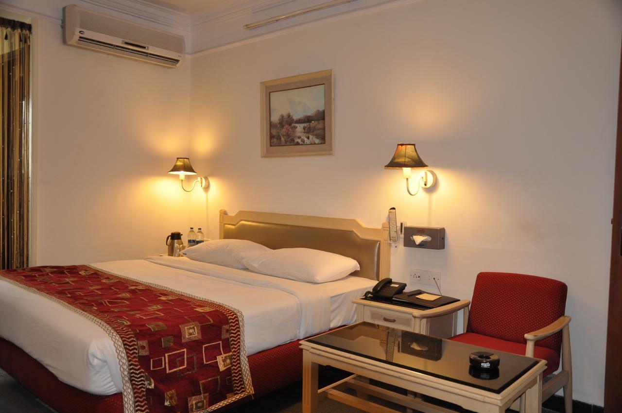 Hotel Sovereign Daman Esterno foto