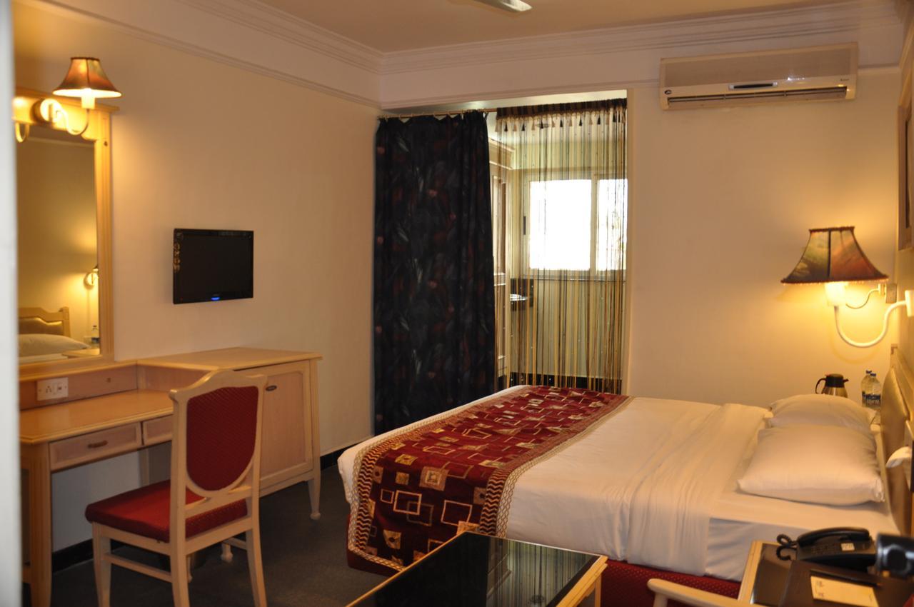 Hotel Sovereign Daman Esterno foto