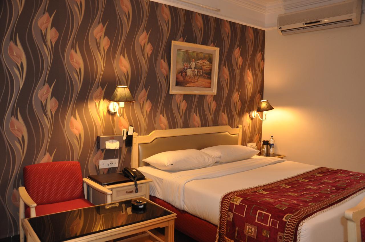 Hotel Sovereign Daman Esterno foto