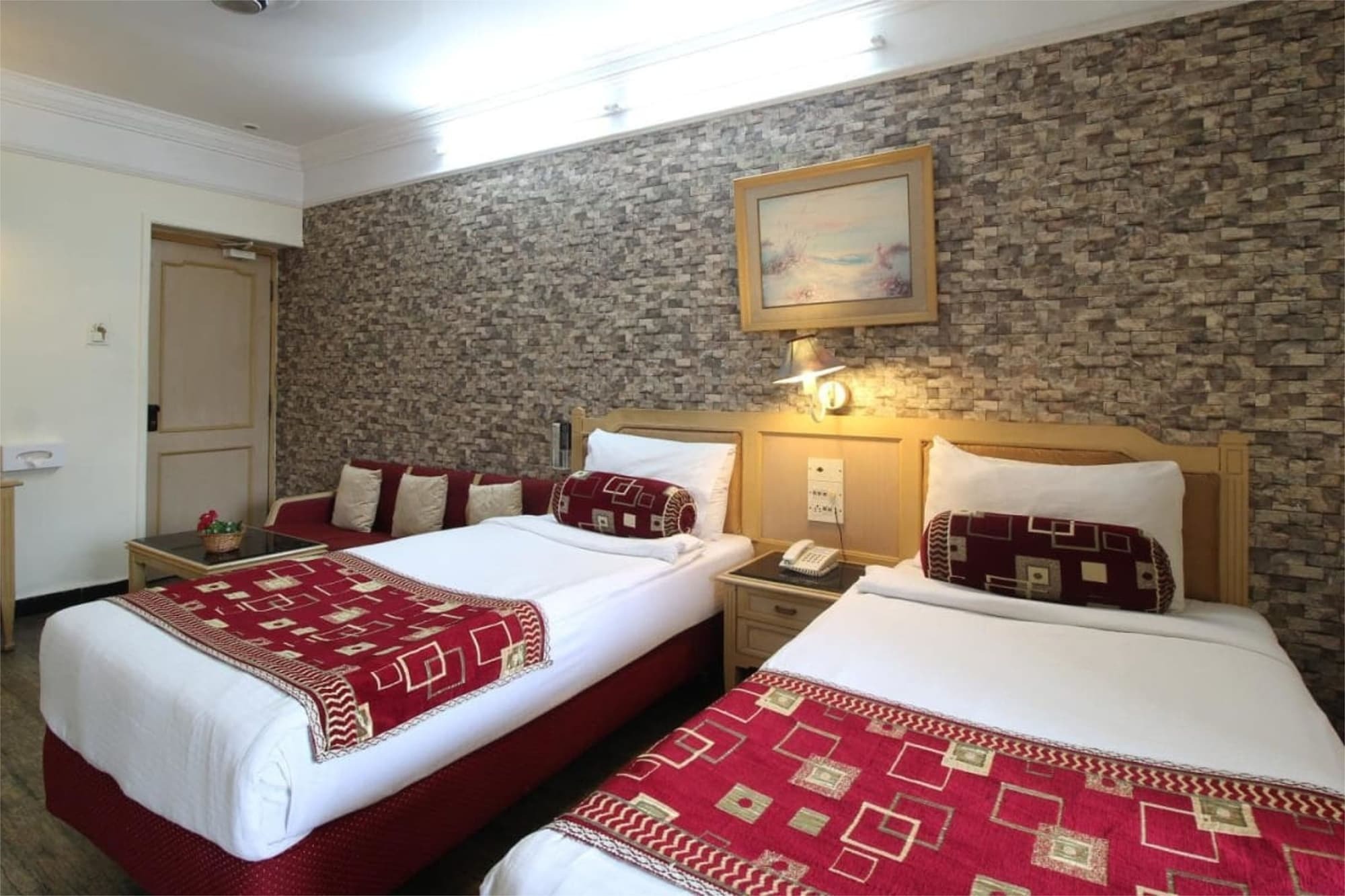 Hotel Sovereign Daman Esterno foto